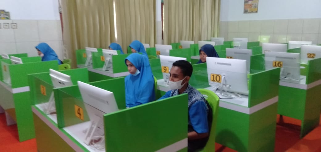 SISWA MTsN 3 TIDORE IKUTI SIMULASI CBT SNPDB MAN IC HALBAR