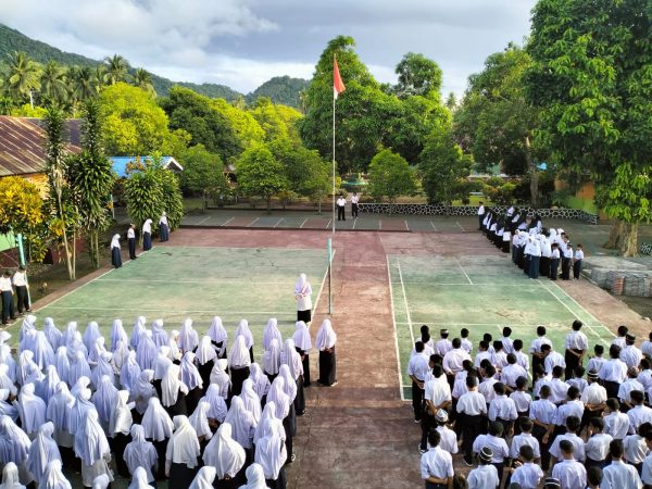 PELAKSANAAN UPACARA BENDERA DI MTS NEGERI 3 TIDORE, PEMBINA UPACARA INGATKAN PENTINGNYA DISIPLIN DAN SELALU TEKUN DALAM MENGIKUTI PROGRAM BIMBINGAN KEAGAMAAN