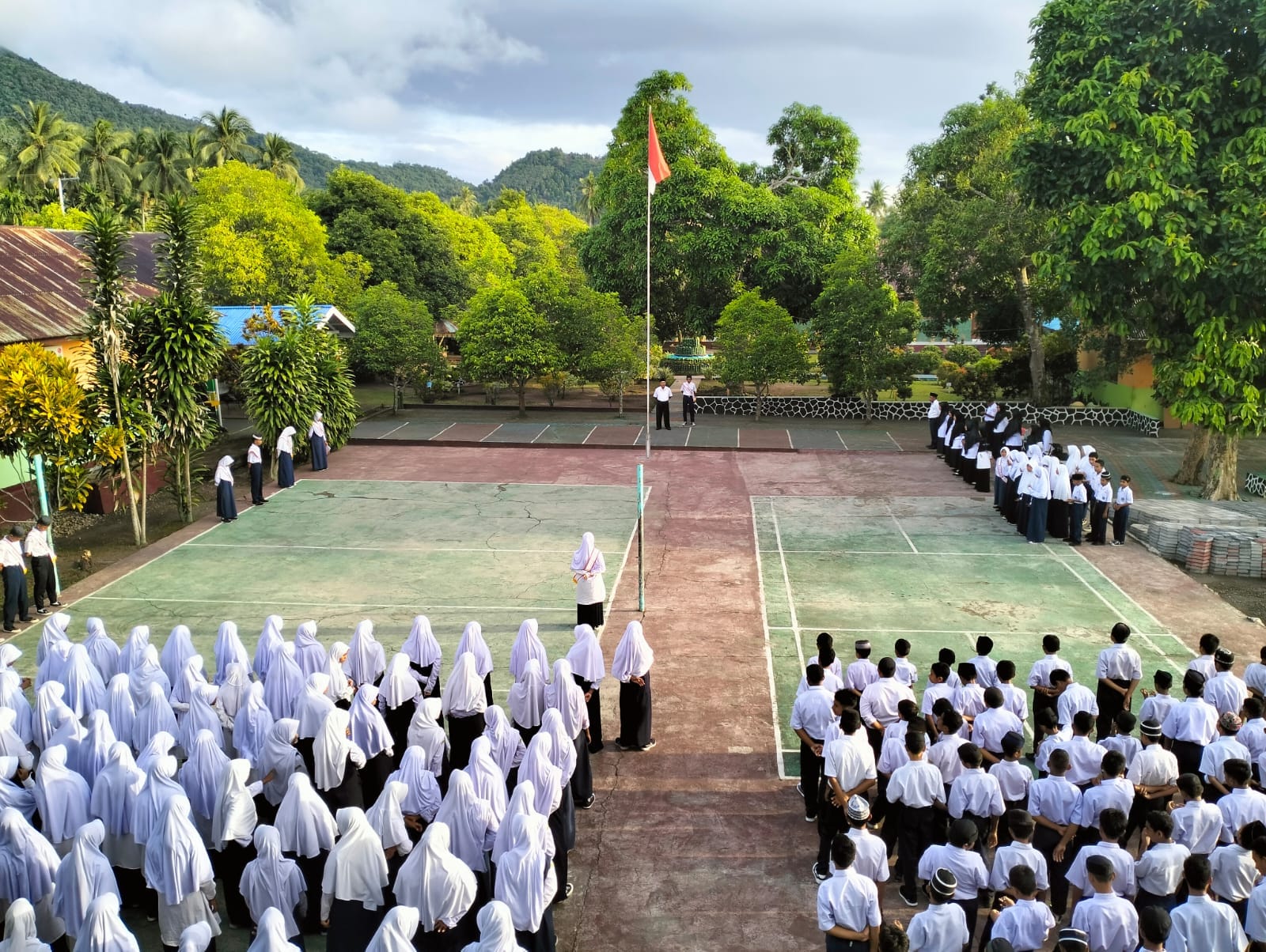 PELAKSANAAN UPACARA BENDERA DI MTS NEGERI 3 TIDORE, PEMBINA UPACARA INGATKAN PENTINGNYA DISIPLIN DAN SELALU TEKUN DALAM MENGIKUTI PROGRAM BIMBINGAN KEAGAMAAN