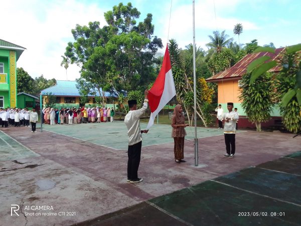 MTS NEGERI 3 TIDORE PERINGATI UPACARA HARI PENDIDIKAN NASIONAL 2 MEI 2023