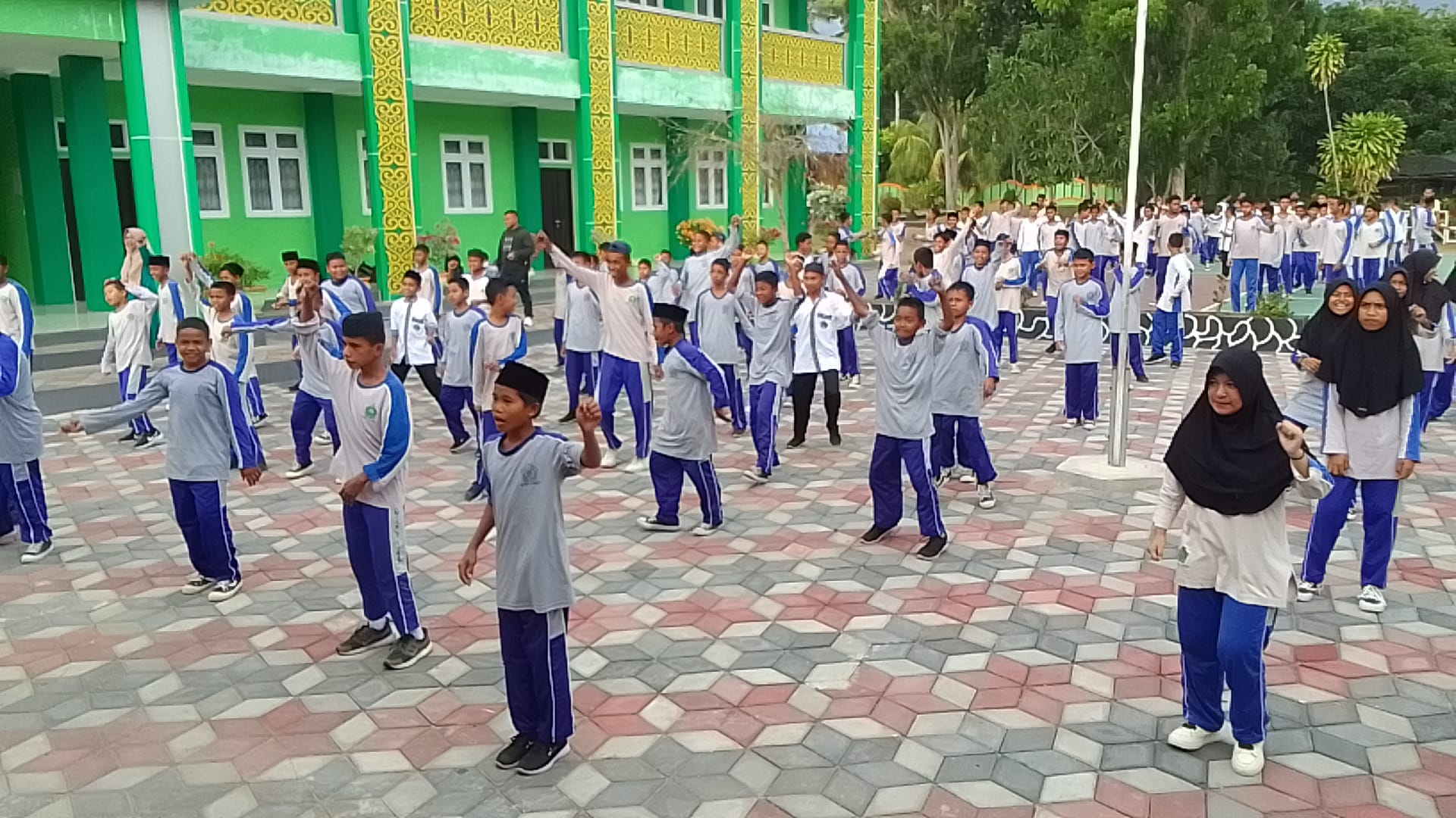 SONGSONG HARI NUSANTARA , MTs N 3 TIDORE GELAR SENAM BERSAMA