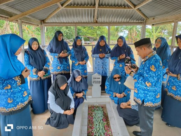 PERINGATI HARI PAHLAWAN 10 NOVEMBER 2023, MTs NEGERI 3 TIDORE GELAR UPACARA KENAIKAN BENDERA DAN TABUR BUNGA PAHLAWAN MAYOR DAUD UMAR.