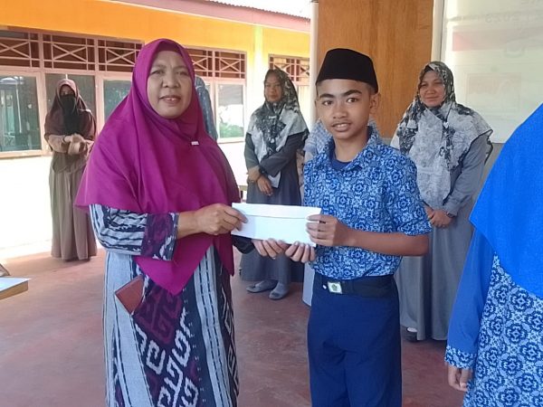 Raih Juara 1 Pidato Bahasa Arab - Inggris dan Juara 2 Qasidah Gebyar HAB, MTs.N 3 Tidore terima Bonus dari Kepala Madrasah dan Hadiah di Kemenag Kota Tikep