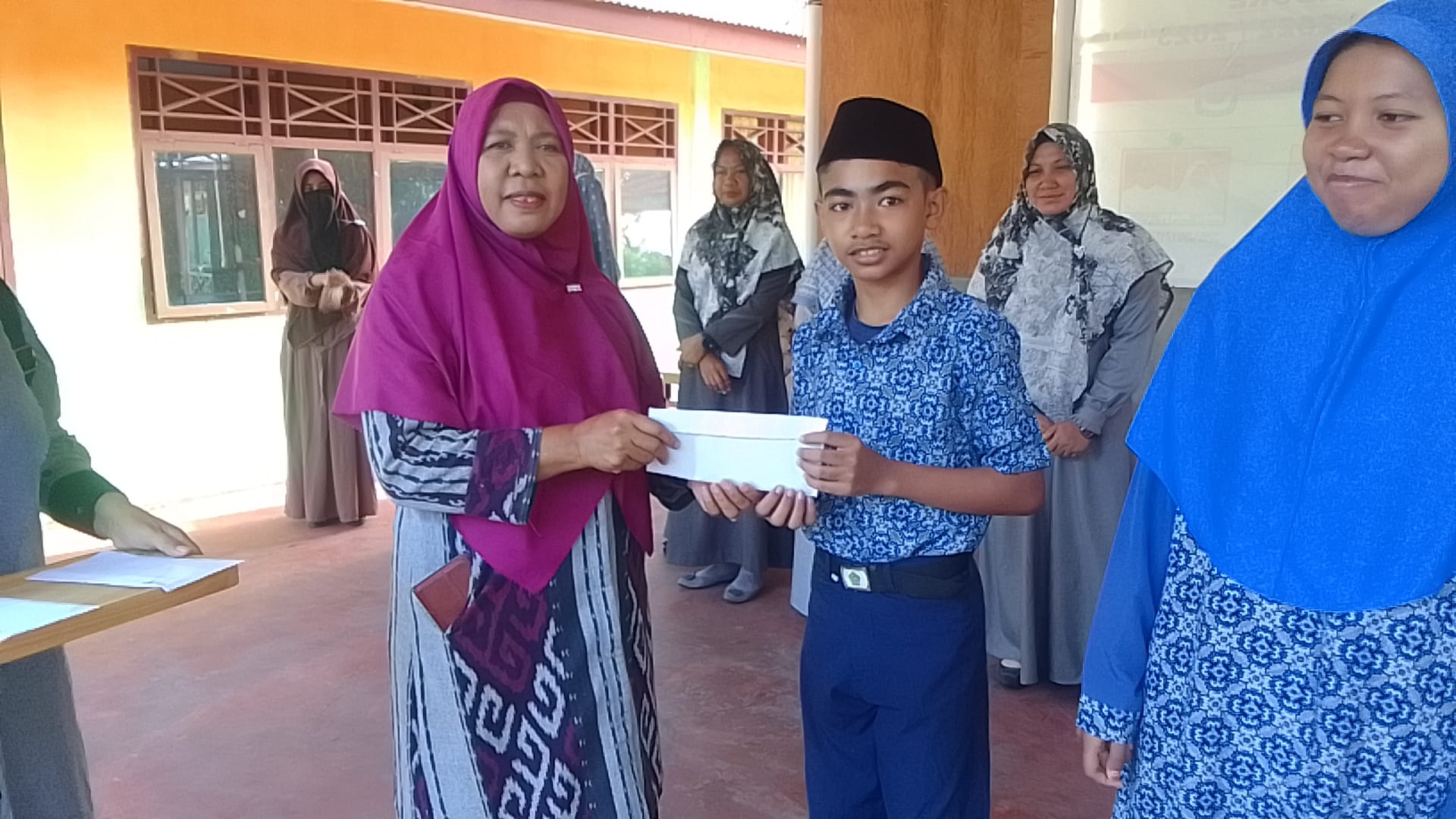 Raih Juara 1 Pidato Bahasa Arab - Inggris dan Juara 2 Qasidah Gebyar HAB, MTs.N 3 Tidore terima Bonus dari Kepala Madrasah dan Hadiah di Kemenag Kota Tikep