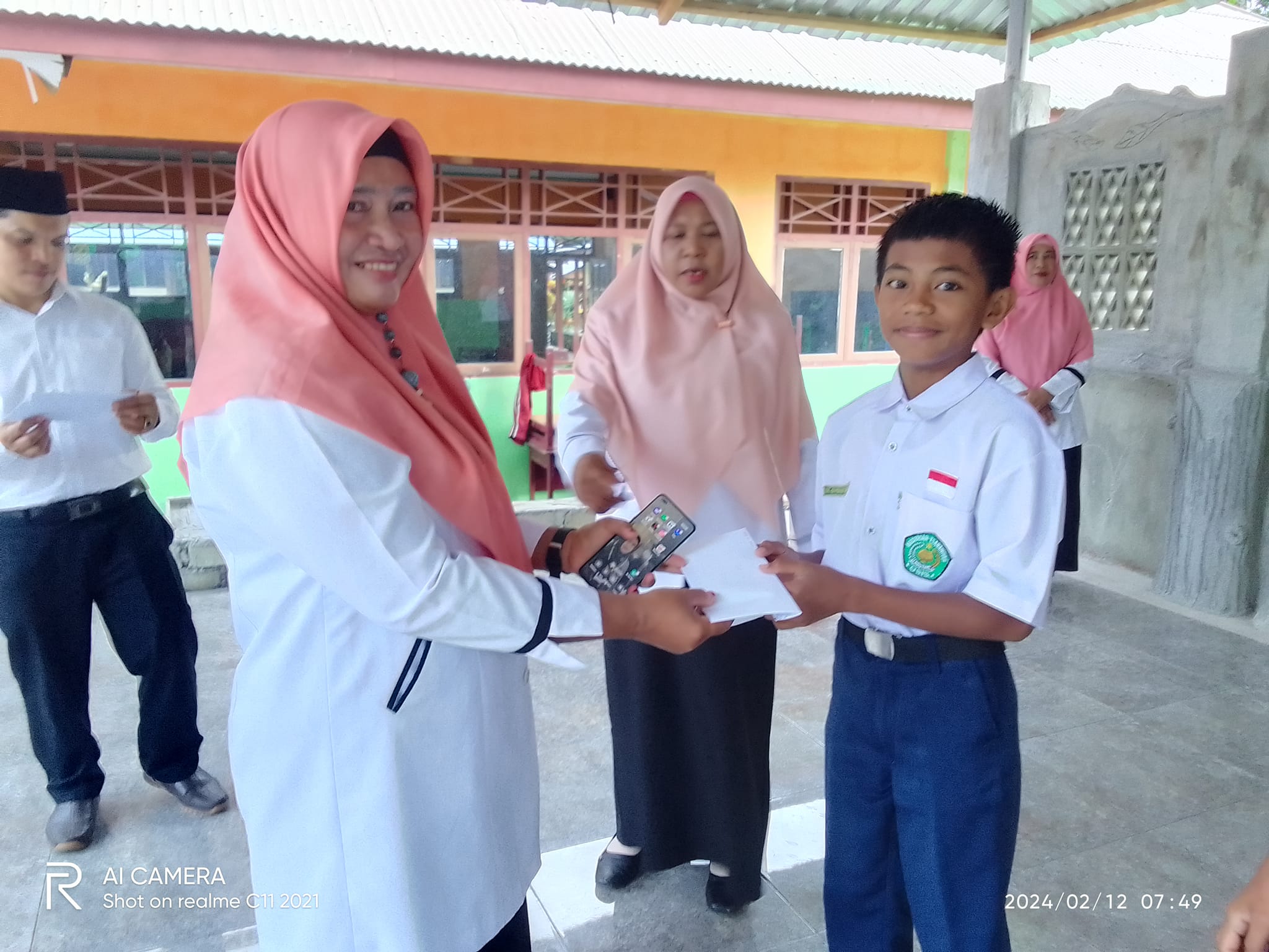 BERIKAN APRESIASI, KEPALA MTs.N 3 TIDORE DAN GURU SERAHKAN HADIAH LOMBA MERIAHKAN ISRA' MI'RAJ 1455 H